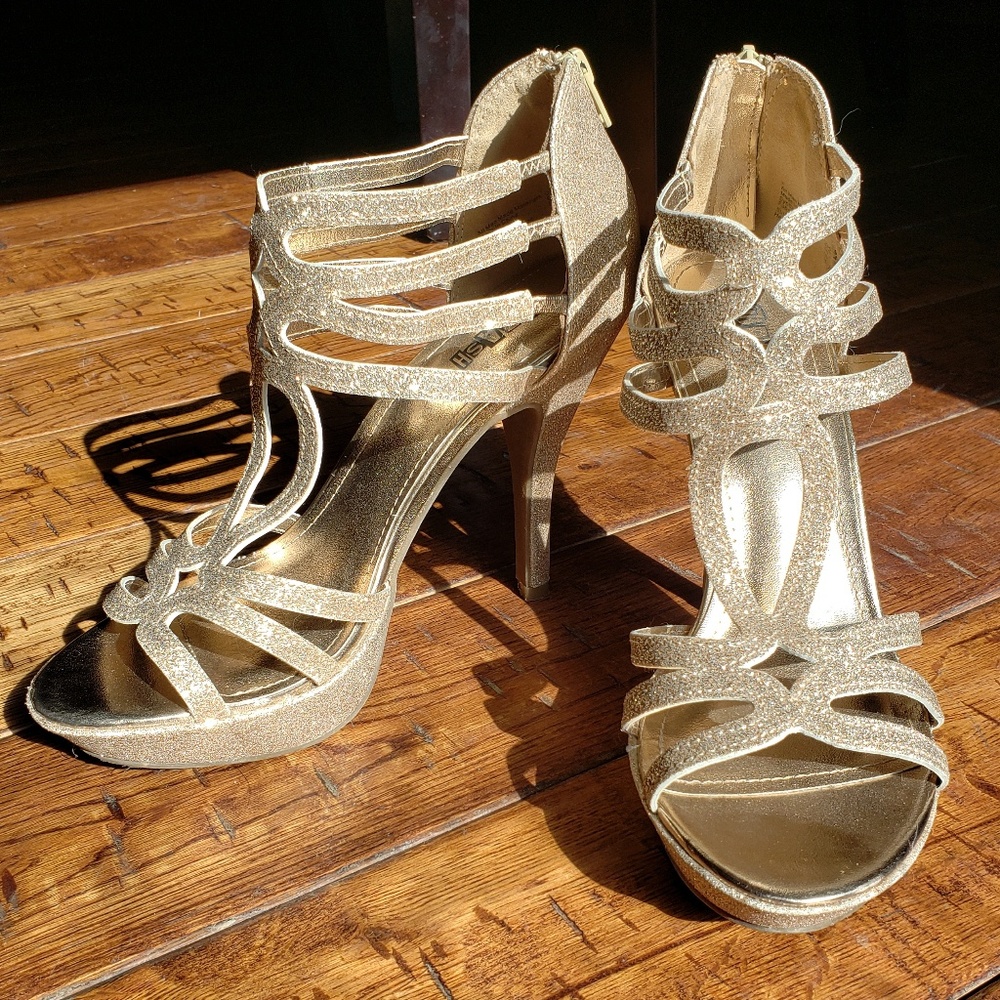 Sexy rose gold strappy heels!